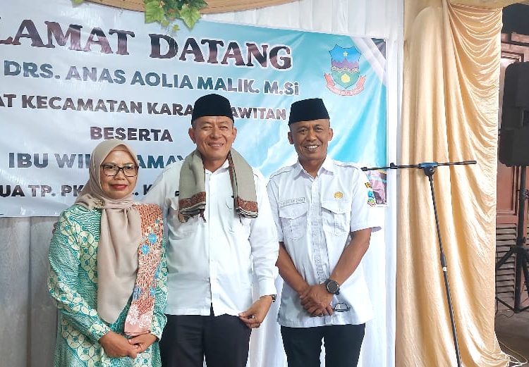 Camat Baru Karangpawitan, Drs. Anas Aolia Malik Disambut dengan Angklung
