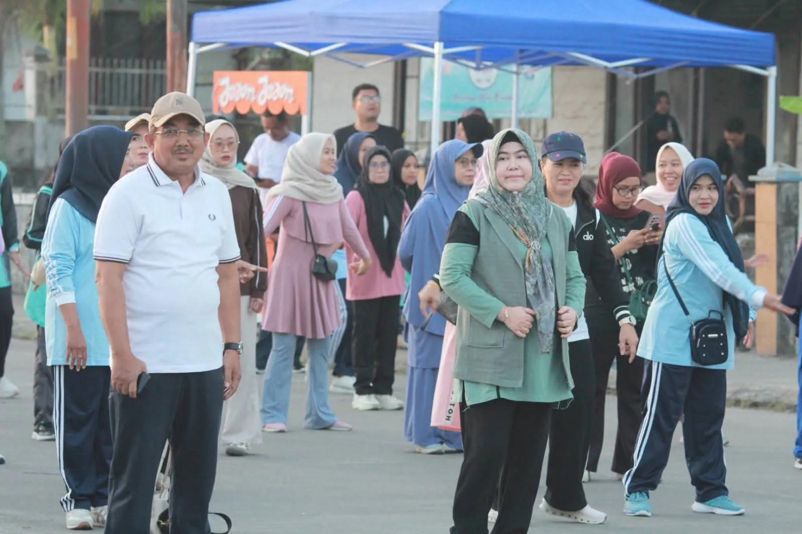 Semarak Senam dan Nobar Piala Dunia 2026 di Alun-alun Kota Kuala Tungkal, dihadiri langsung Bupati dan Istri