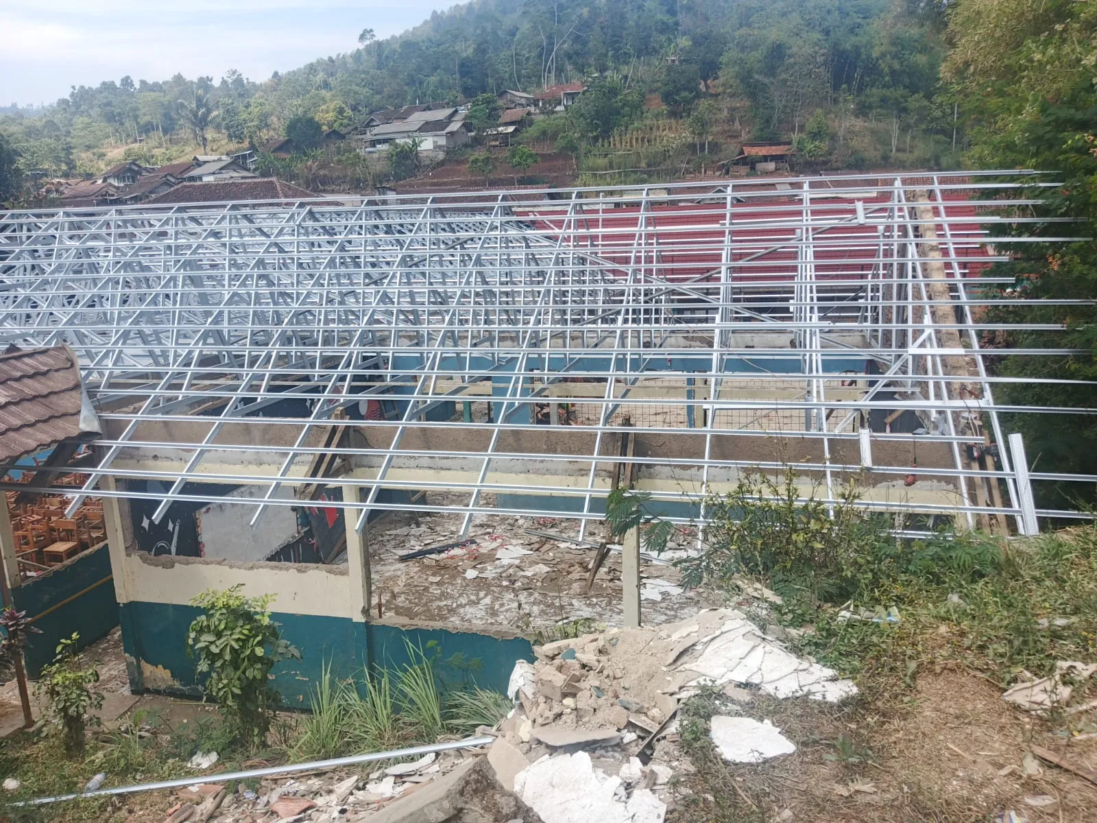Proyek Revitalisasi SMPN 2 Cimanggung Disorot, Material Bekas Diduga Dijual Tanpa Kejelasan