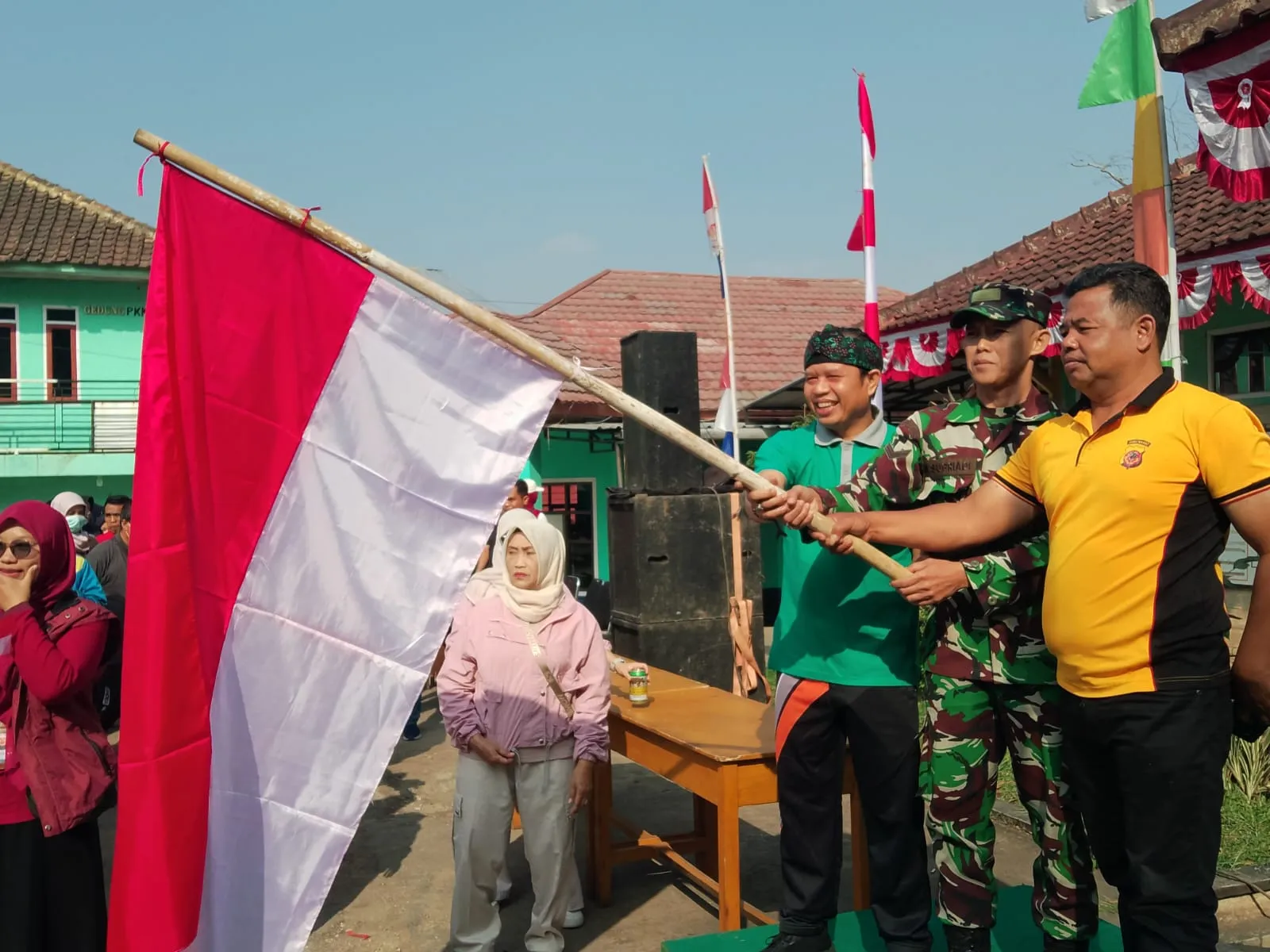 Pemcam Pacet Gelar Gebyar Senam dan Jalan Santai Bersama Warga, Berlangsung Meriah