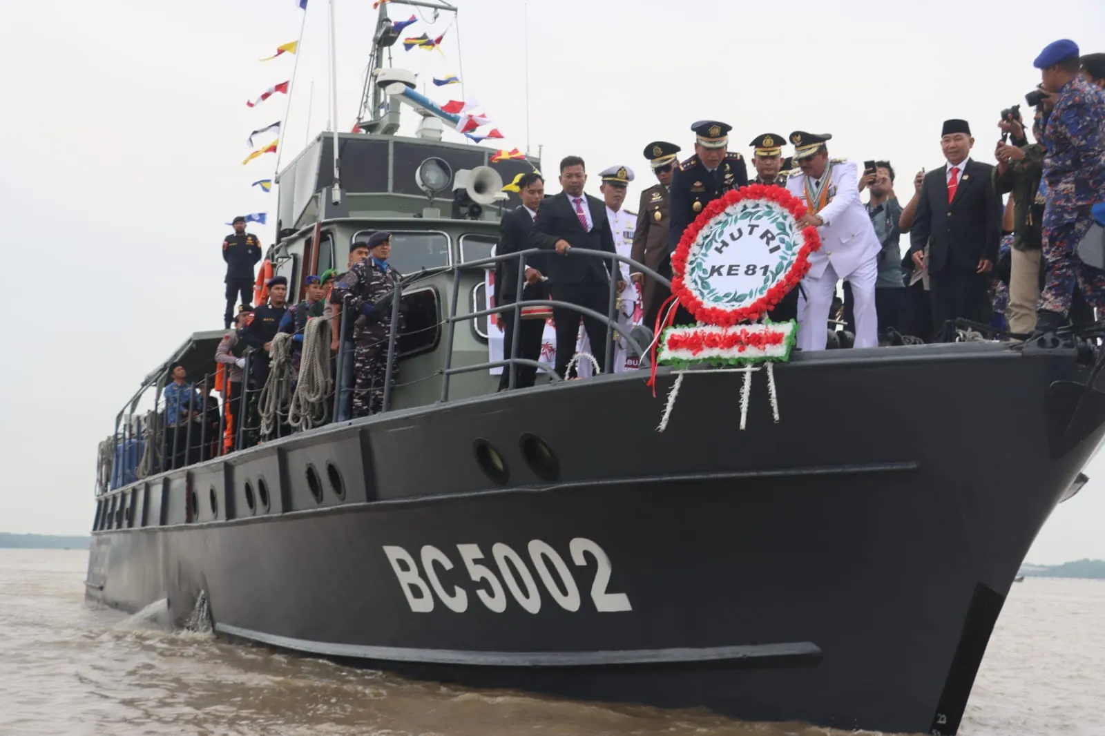 Upacara Detik-Detik Proklamasi Kemerdekaan RI ke-81 Digelar di Alur Sungai Pengabuan, Polres Tanjab Barat Libatkan Puluhan Kapal. 