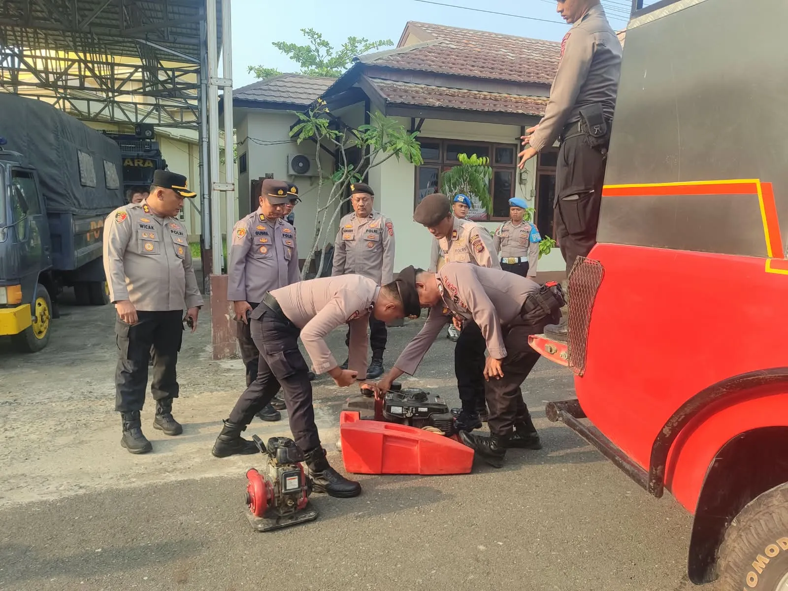 KAPOLRES TANJAB BARAT CEK KESIAPAN KENDARAAN DAN PERALATAN KARHUTLA