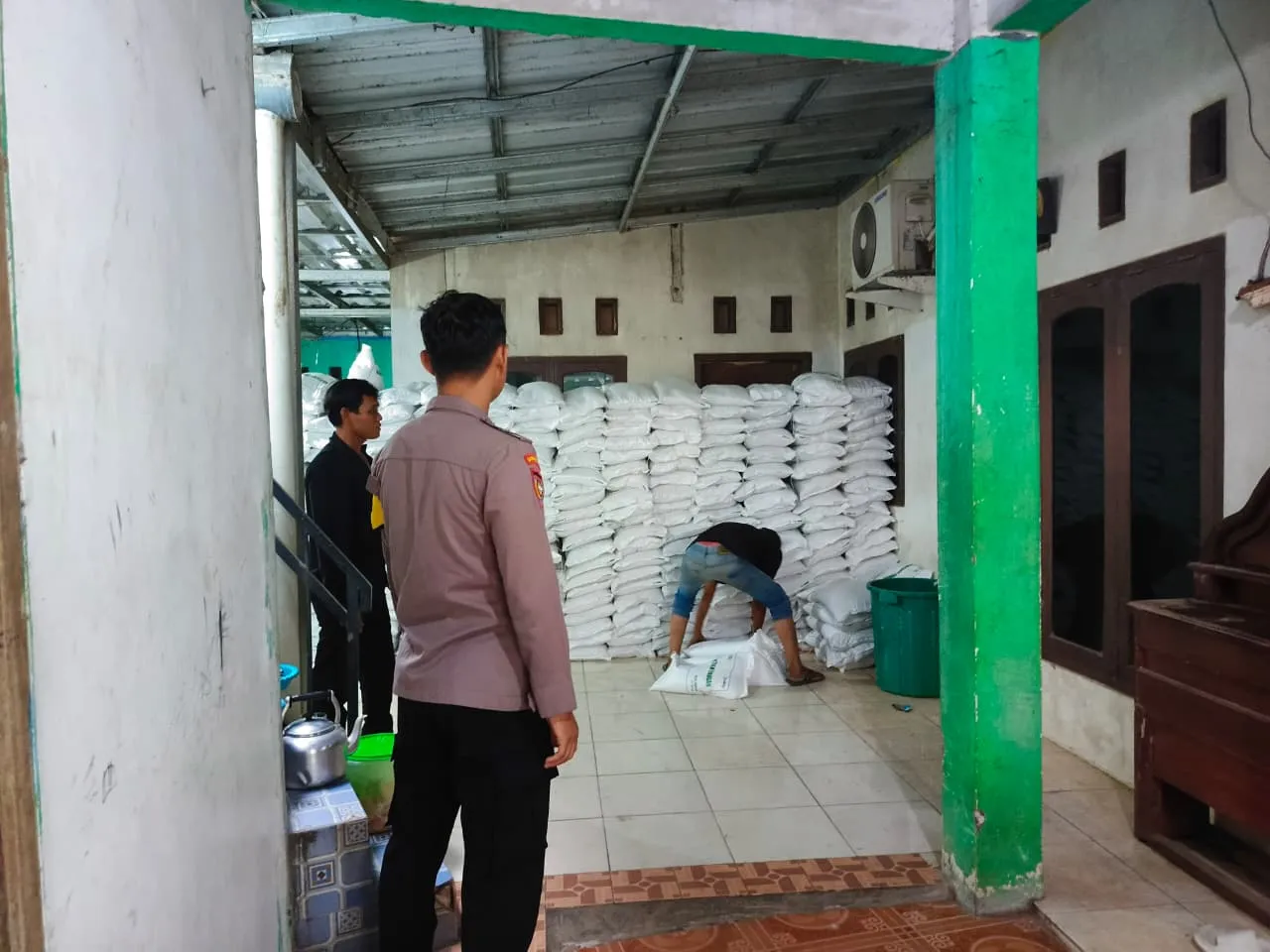 Polsek Leuwidamar Monitoring Pendistribusian Bantuan Pangan Bulog di Desa Sangkanwangi