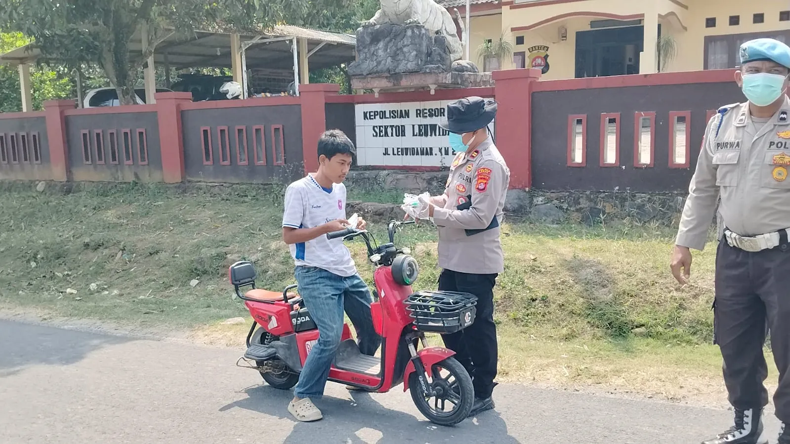 Lindungi Warga dari Abu Vulkanik Polisi Bagikan Masker