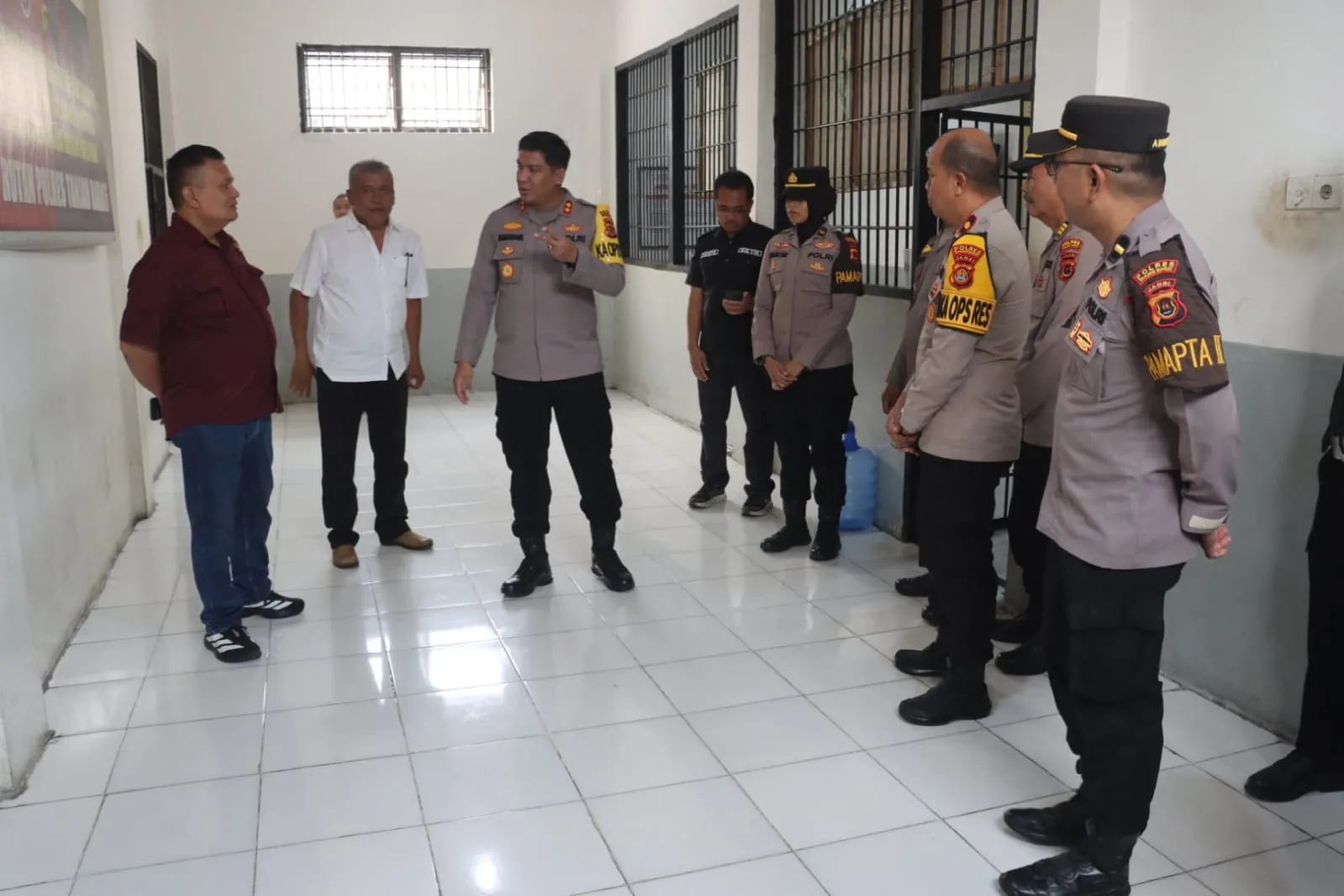 Pastikan Situasi Aman dan Keadaan Tahanan Sehat, Kapolres Tanjab Barat Cek Ruang Tahanan Mapolres Tanjab Barat