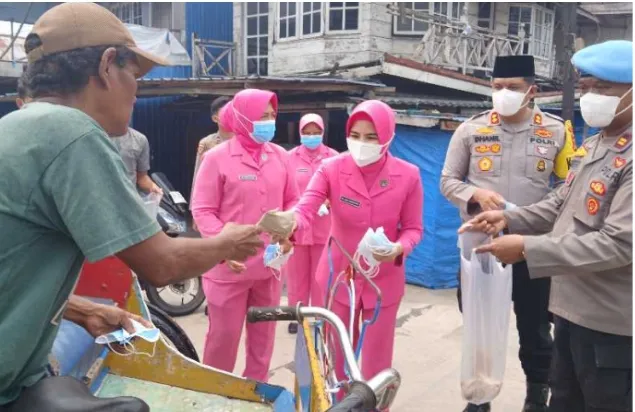 Peduli Kabut Asap, Kapolres Tanjab Barat Bersama Ketua Bhayangkari Bagikan Masker dan Imbau Warga Stop Bakar Lahan