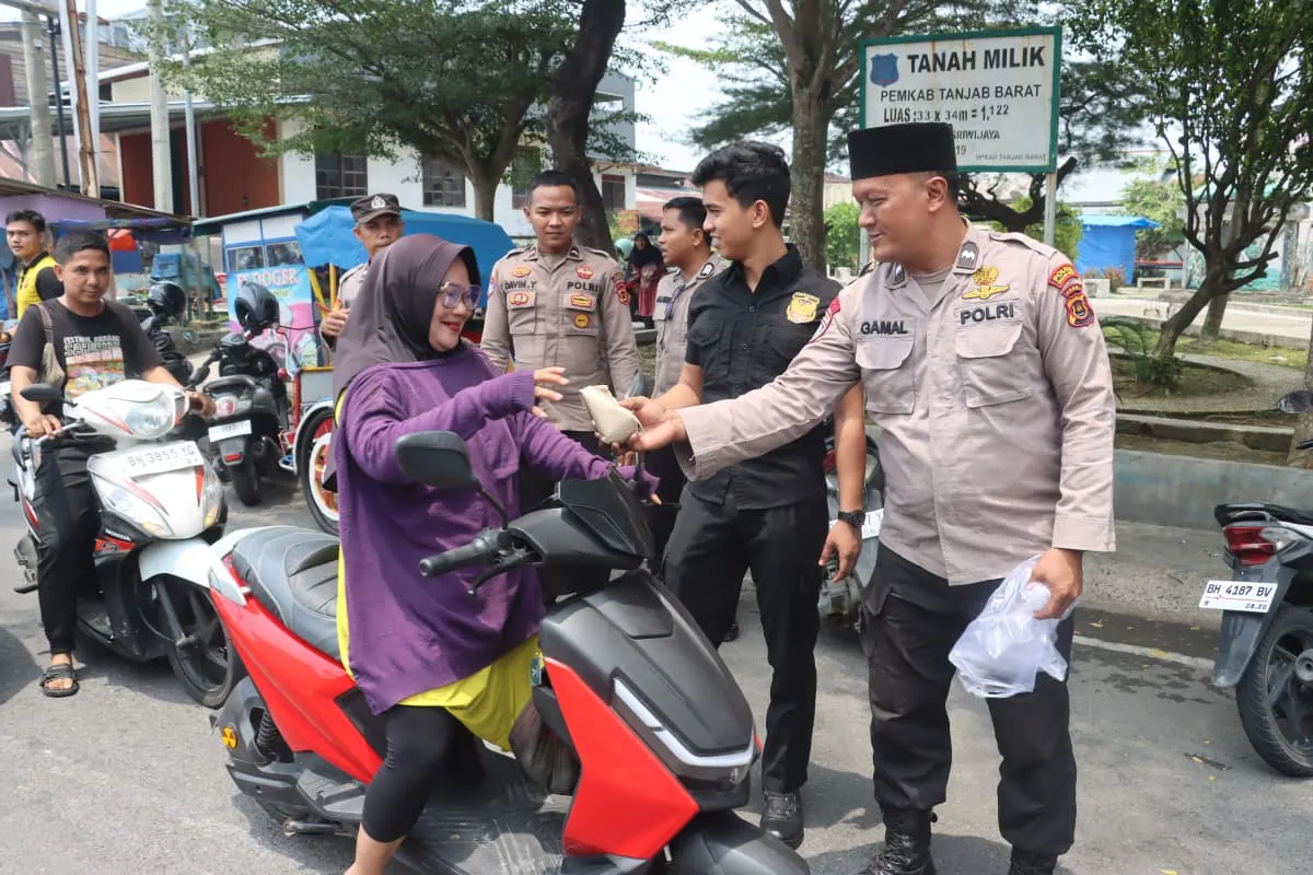 Jumat Berkah, Polres Tanjab Barat Bagikan Ratusan Nasi Bungkus kepada Masyarakat