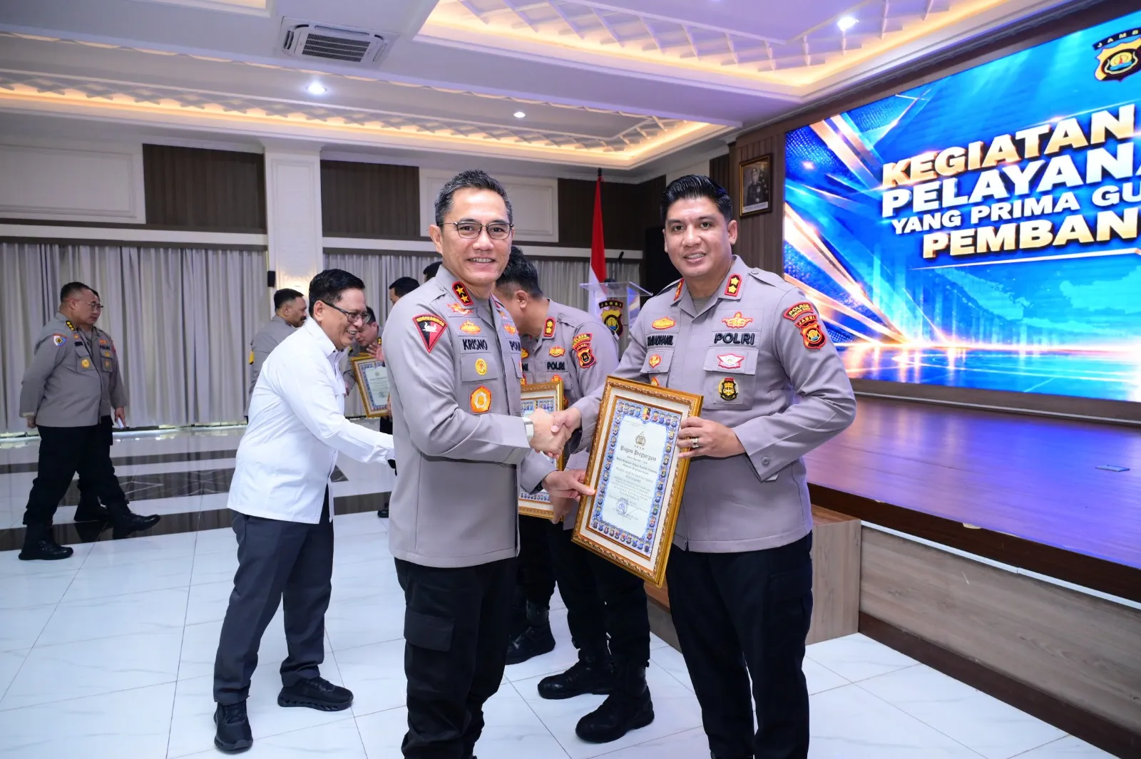 KAPOLRES TANJAB BARAT TERIMA PIAGAM PENGHARGAAN PELAYANAN PRIMA (A) DARI KAPOLRI