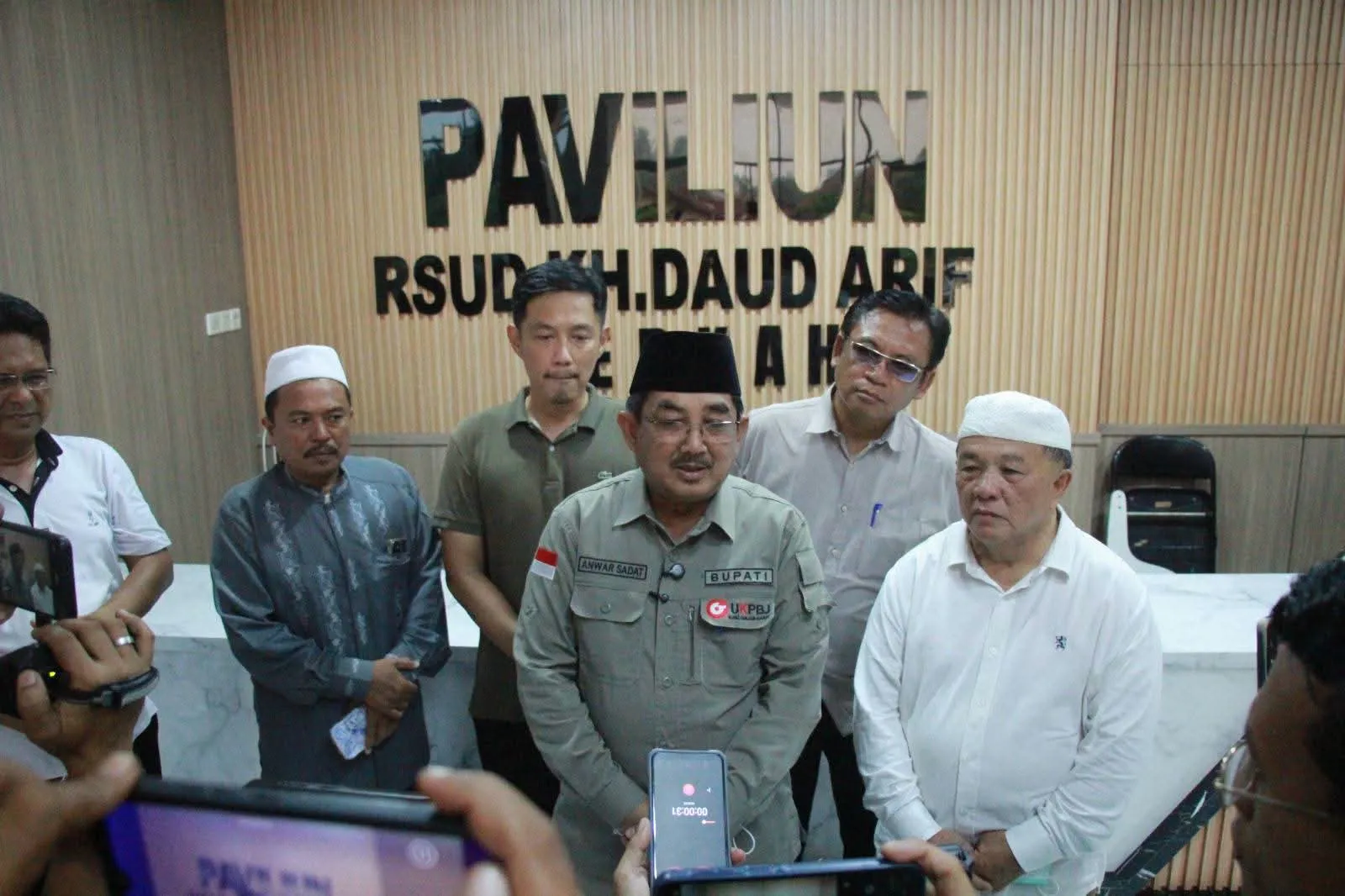 Bupati Anwar Sadat Kunjungi Pasien ISPA Terdampak Kabut Asap di RSUD KH. Daud Arif