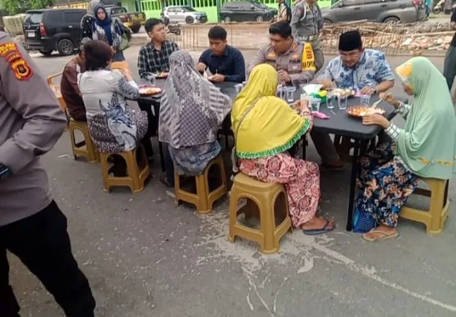 Polres Tanjab Barat Gelar Jumat Berkah, Kapolres AKBP Ramdhanil Bagikan Makan Gratis Prasmanan untuk Warga Kuala Tungkal